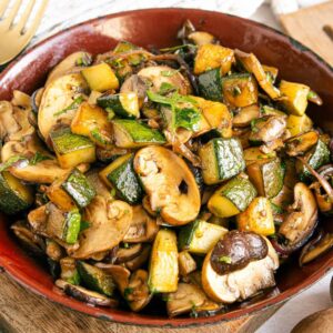 KETO HAHNGHEN-ZUCCHINI -PFANNE MIT PILZEN