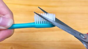 DESHALB solltest du die Borsten deiner Zahnbürste abschneiden (GENIALER Trick)