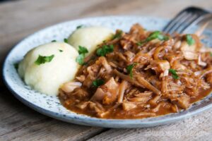 🍽️ Zarte Hühnerbrust mit Sauce auf Kartoffelpüree