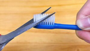 DESHALB solltest du die Borsten deiner Zahnbürste abschneiden (GENIALER Trick)