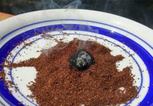 Er setzt im Garten Kaffee in Brand. Sieh dir an, was passiert! Das könnte für heute Abend nützlich sein!